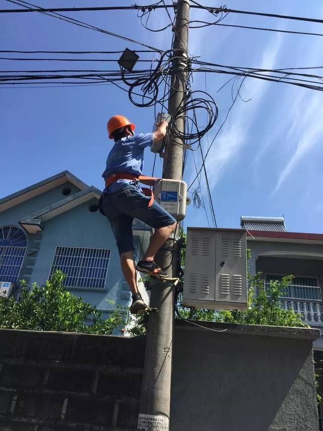 南宁市移动宽带安装师傅工作图